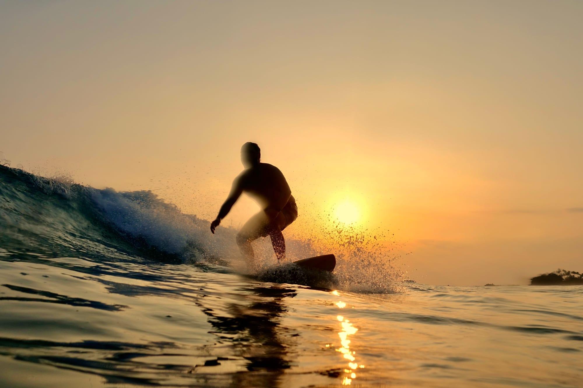 Surf vid solnedgång