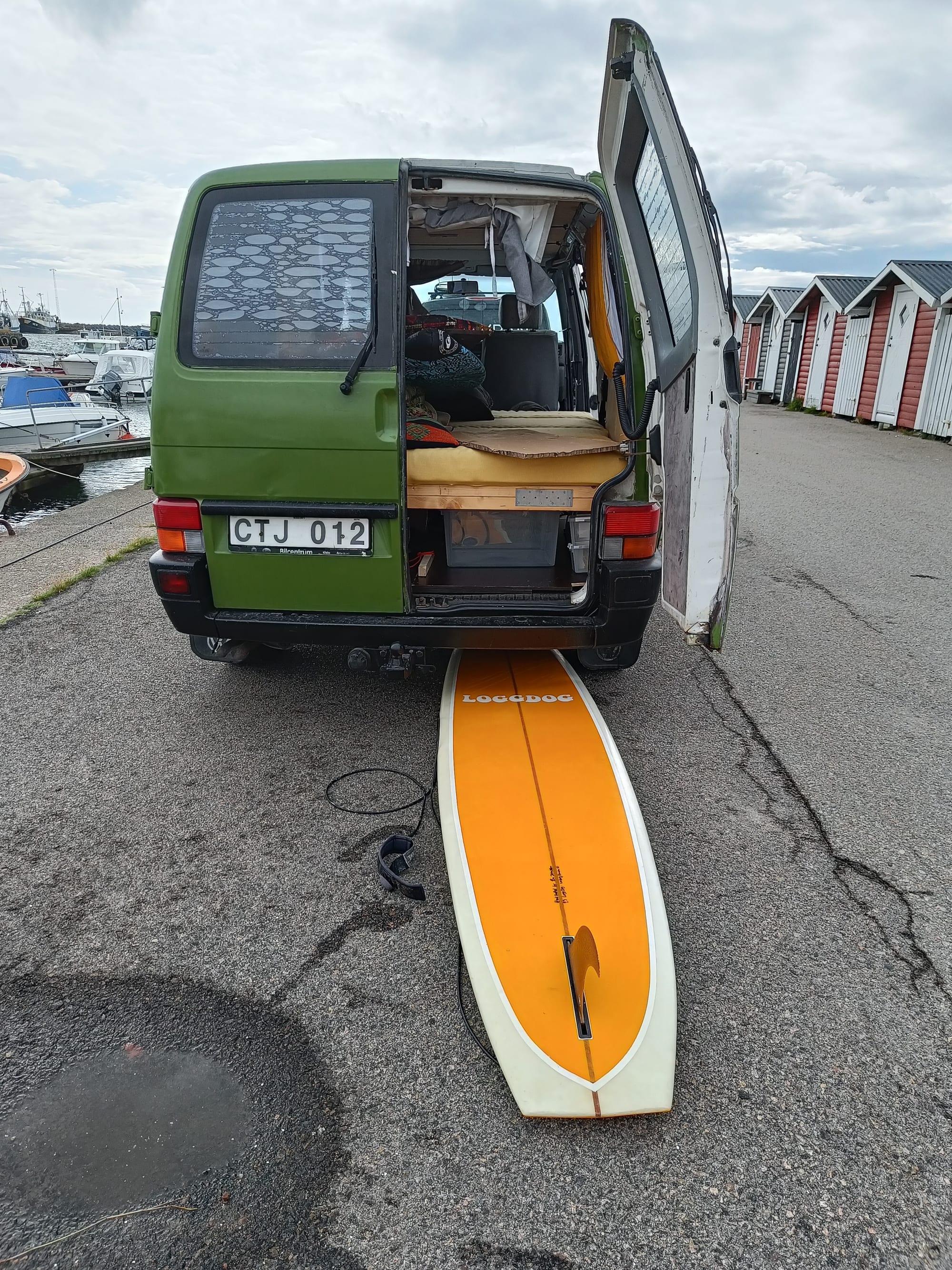 VW-bussen i hamn med surfbräda